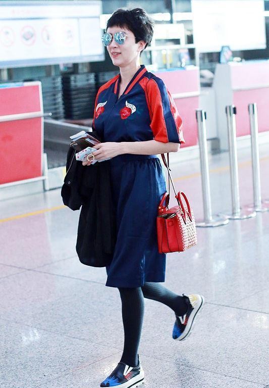 金巧巧帶兒子出門打扮得真嫩，粉色衛衣配牛仔褲，配馬尾好俏皮