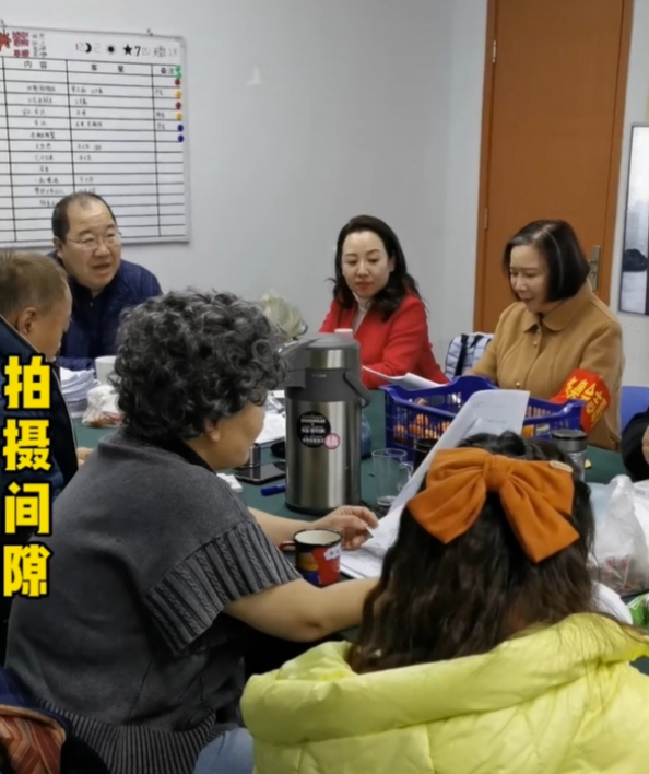 蔡明帶袖箍參加排練 英達關凌意外入鏡 網友：這陣容，十分期待了