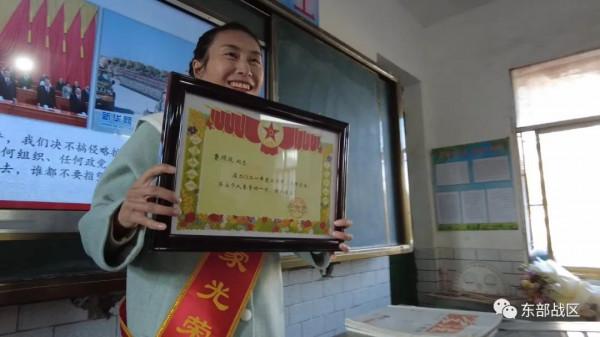 立功喜報送進學校,軍嫂直呼感動,學生當場沸騰…… 立功喜報送進學校,軍嫂直呼感動,學生當場沸騰……