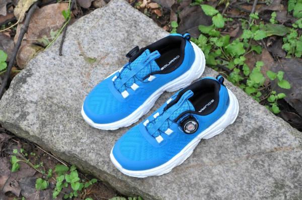 這是一雙適合中大童的跑鞋,輕彈透氣,旋鈕繫帶更方便穿脫 這是一雙適合中大童的跑鞋,輕彈透氣,旋鈕繫帶更方便穿脫