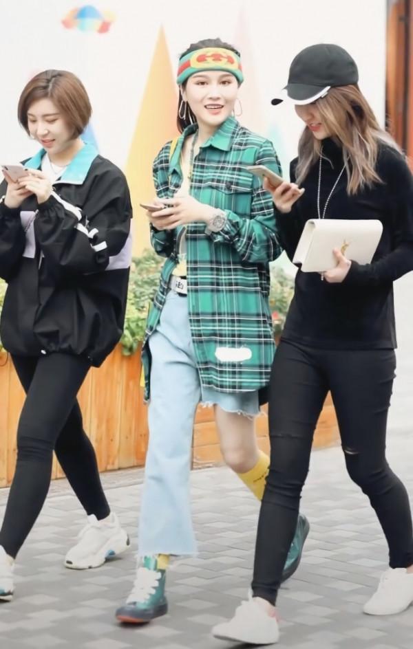 趙本山女兒演繹東北新時尚,兩條褲腿一長一短,還套上黃色長筒襪 趙本山女兒演繹東北新時尚,兩條褲腿一長一短,還套上黃色長筒襪