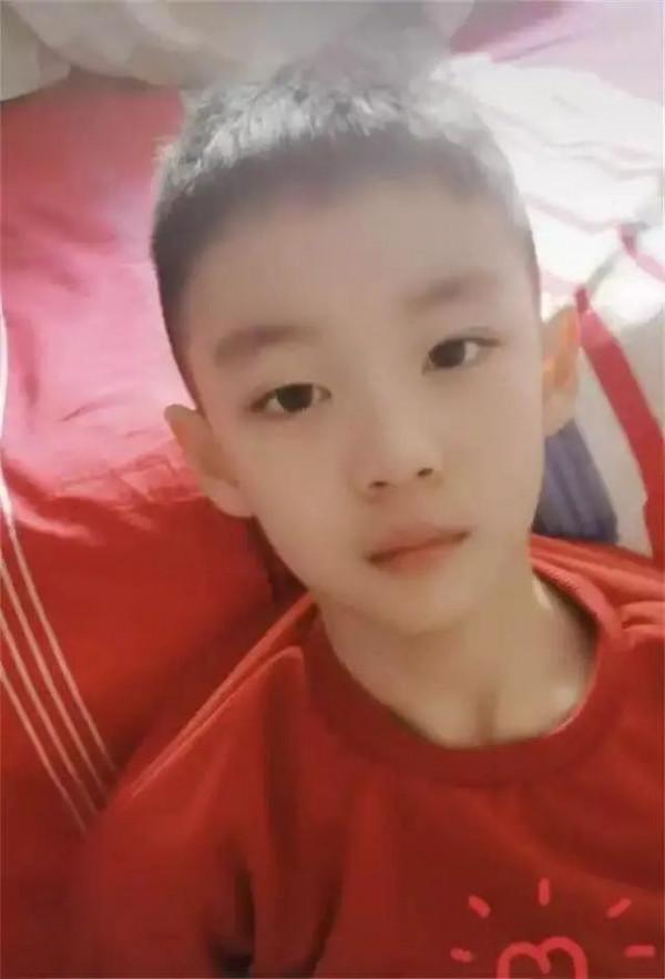 曹穎9歲兒子太帥氣，挑著父母優點長，堪稱圈中有潛質“星二代”