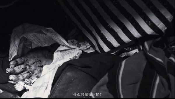 一部黑白電影，充滿腐爛肉香