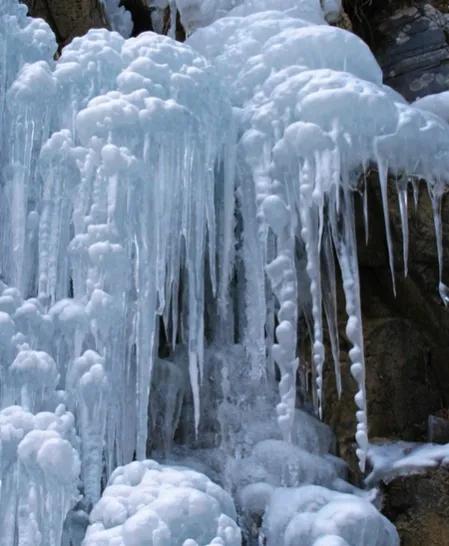 分享~冰瀑布，白色茫茫，晶瑩剔透，稀罕稀罕，太震撼啦