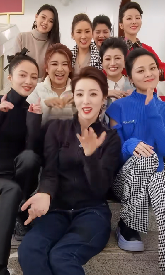 李思思越來越有董卿範！運動衣+披肩盡顯貴氣範，同框張韶涵不輸