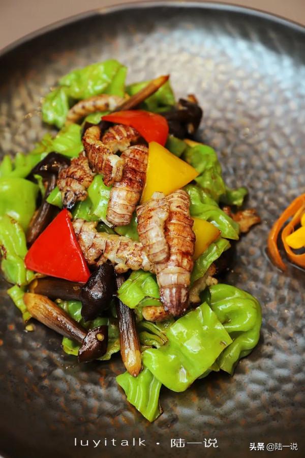 10人消費將近4000元，鮮松茸、大黃魚、羅氏蝦、私房牛肉都不錯