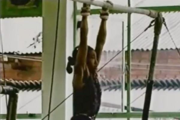 92年奧運，16歲陸莉替補登場滿分奪冠，18歲因肝炎退役後遠嫁美國