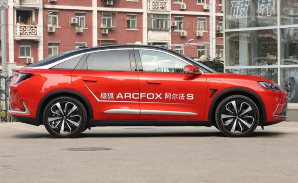 25.19萬起！極狐 阿爾法S外觀科技，內飾超燃，中大型掀背，倍有面