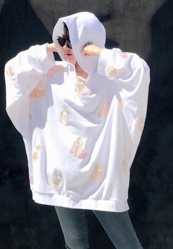 52歲許晴穿衛衣裙就走機場，打扮像20歲的小姑娘，又任性了