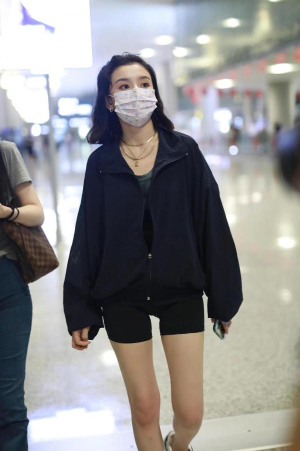 機場抓拍娛樂圈的小花私服，你更喜歡誰