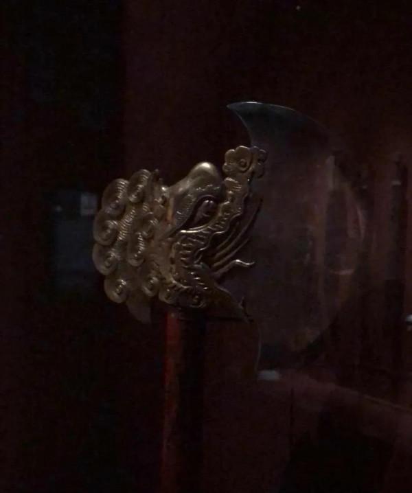 乾隆戰袍在巴黎靜靜地沉睡著 時時刻刻提醒我們要發奮圖強 自強不息