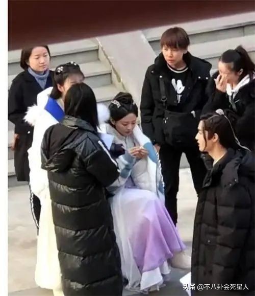 娛樂圈打工人工資差距大,明星日均208萬,助理薪酬3500元 娛樂圈打工人工資差距大,明星日均208萬,助理薪酬3500元