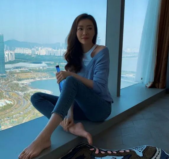 熊黛林曬自拍,穿運動吊帶顯腰細,真是一點生過孩子的痕跡都沒有 熊黛林曬自拍,穿運動吊帶顯腰細,真是一點生過孩子的痕跡都沒有