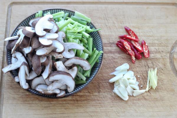 一把芹菜一塊雞胸,簡單炒炒就出鍋,鮮嫩營養熱量低,老少皆宜 一把芹菜一塊雞胸,簡單炒炒就出鍋,鮮嫩營養熱量低,老少皆宜