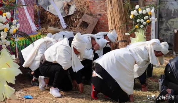 農村兩老人先後去世,輩分一大一小,黃泉路上該“禮讓”嗎? 農村兩老人先後去世,輩分一大一小,黃泉路上該“禮讓”嗎?