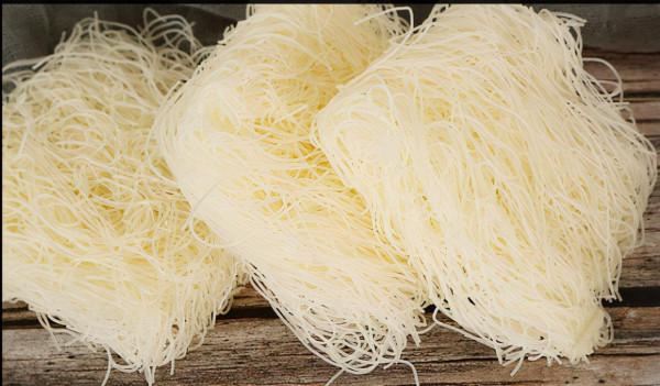 幹米粉浸泡時，要用溫水還是開水？教你正確做法，不粘鍋不會坨