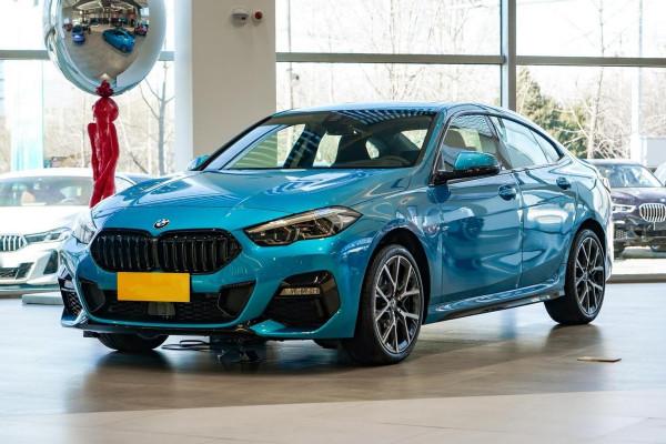 純進口寶馬26.38萬起，入門2.0T動力，比A4L排面大，實拍寶馬2系