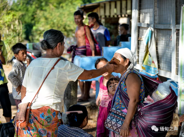 到處都在打仗！房子被炸！緬甸難民坐在地上，雙手合十為緬甸祈福