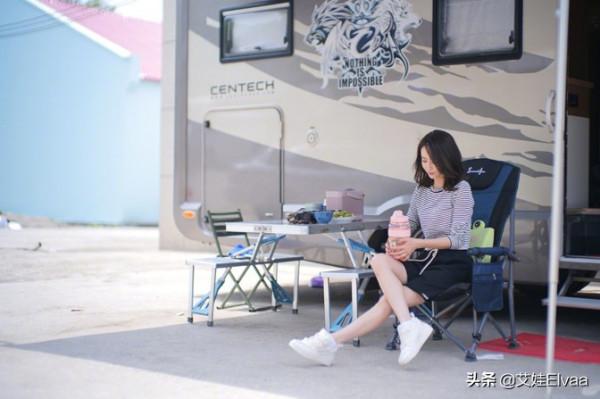 佟麗婭真脫胎換骨!穿露臍裝國慶走機場,離婚後打扮時髦似小姑娘 佟麗婭真脫胎換骨!穿露臍裝國慶走機場,離婚後打扮時髦似小姑娘