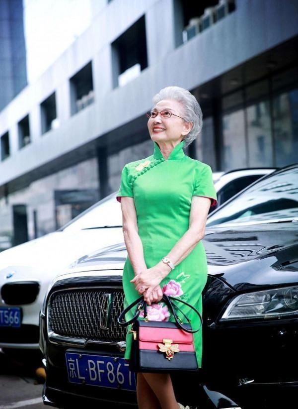 被91歲的神仙奶奶驚豔到了，精緻的髮型得體穿搭，狀態也太好了吧