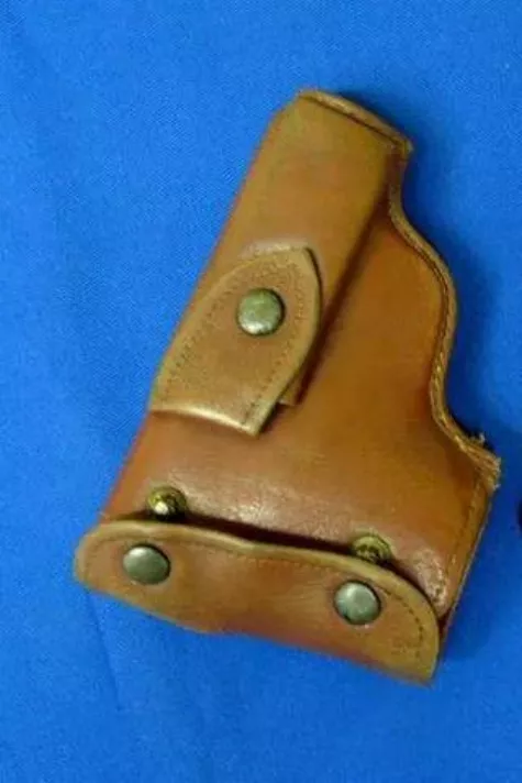 父親送給母親的見面禮:一支月光下發亮的勃朗寧手槍 父親送給母親的見面禮:一支月光下發亮的勃朗寧手槍