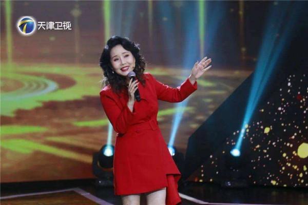 著名歌唱家胡月：嫁給陸劍民，造病歷騙父親，父親去世後泣不成聲