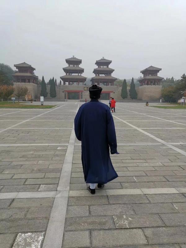 古代老子出關傳下道德五千言，當今飄涯子出關不知有何干？