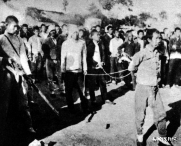 武工隊副隊長叛變，日軍獎勵女特務當老婆，八路軍用殺豬刀鋤奸