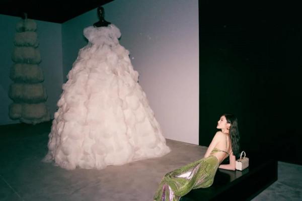 ​是我瘋了還是關曉彤真的變時髦了？