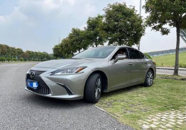 實拍雷克薩斯ES低配,2.0L自吸主打舒適家用,底盤厚重方向精準 實拍雷克薩斯ES低配,2.0L自吸主打舒適家用,底盤厚重方向精準