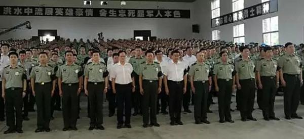 22歲軍人抗洪犧牲，8位國家將軍送行，戰友替其盡孝看望英雄父母