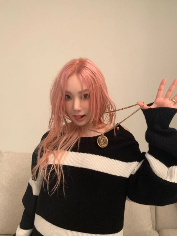 克萊因藍過時了？2021年的4個秋冬流行色，顯白又高階