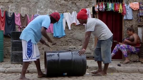 非洲天才手藝人,用汽油桶建房子,幾個小時就建好一棟“小別墅” 非洲天才手藝人,用汽油桶建房子,幾個小時就建好一棟“小別墅”