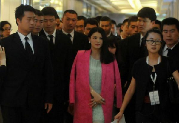 演藝明星養保鏢亂象，吳謹言竟然有30個，袁隆平和任正非卻都沒有