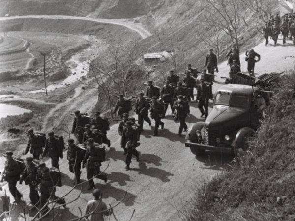 1982年，鄧小平為何堅決裁掉鐵道兵？面對異議他的回覆真高明