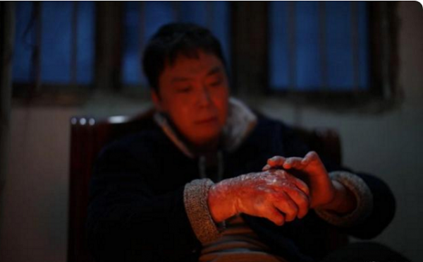 50歲的浙江農村男人經常親他老婆，知道真相後大家眼睛哭紅