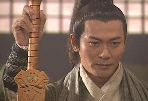 江華已暫停直播帶貨回家過年，一家四口溫馨出行，帥氣兒子罕露面