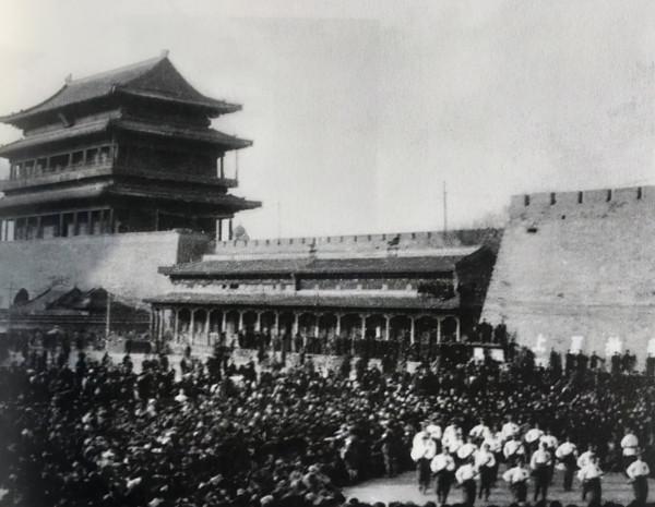 1949年，毛主席臥室被放炸彈險被害，多虧李克農排查及時發現炸彈