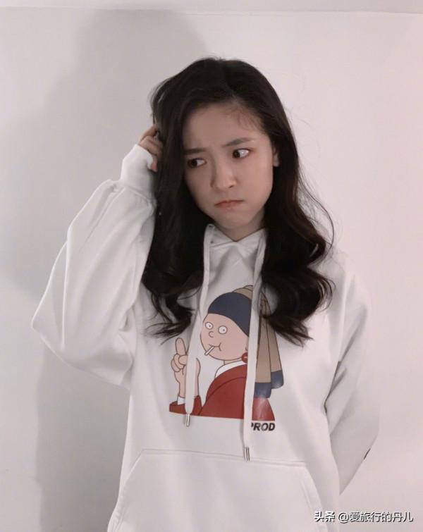 吳倩穿衣真有少女感！身穿白色連帽衛衣，可愛又俏皮