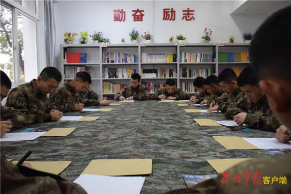 新春走軍營丨從故鄉到遠方，三行家書一世家人