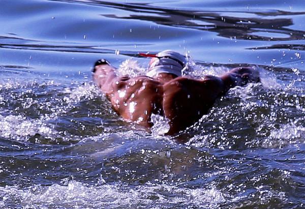 大雪後的冬泳人 大雪後的冬泳人