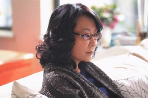 《軍港之夜》蘇小明：23歲一夜爆紅，巔峰時遠走法國，如今怎樣了