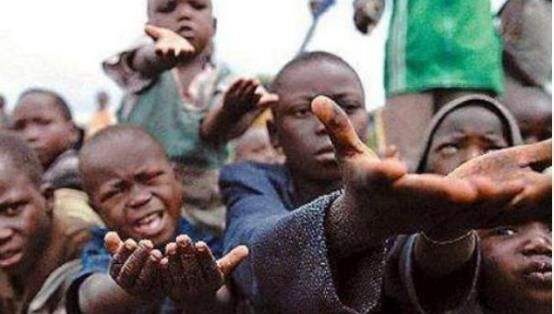 2013年，非洲1歲男孩被父母遺棄，流浪途中遇遊客喂水後被收養