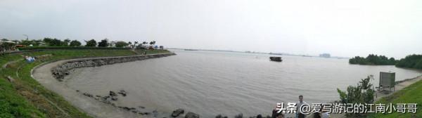 沿著岸邊的步道，貼近廣闊的自然水域，開始在海鷗島上的環島騎行