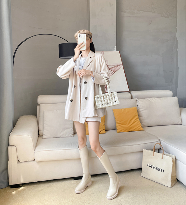 怪不得女人都不穿小白鞋，今年流行“長筒靴”，時髦大氣還顯個高