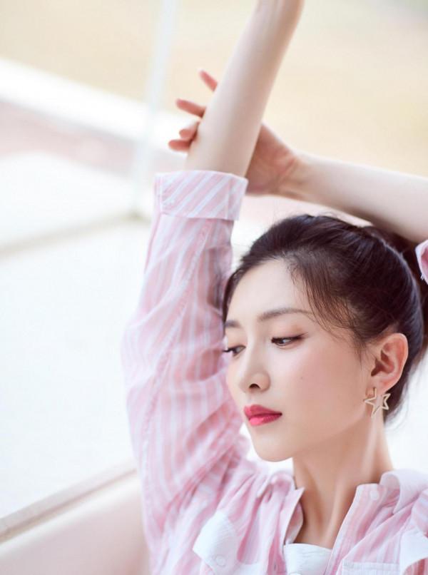 江疏影，氣質優雅，明媚動人
