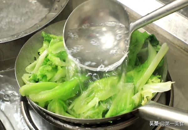 飯店的白灼生菜清脆入味不發黑,到底是怎麼做的,廚師長教你技巧 飯店的白灼生菜清脆入味不發黑,到底是怎麼做的,廚師長教你技巧