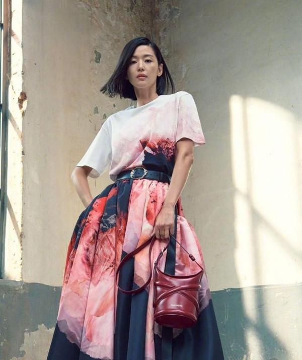 全智賢重回“顏值天花板”，酷颯風穿搭高階感爆棚，滿滿的大佬範