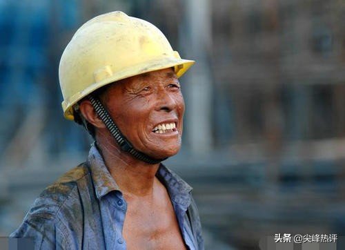 非洲父親花所有積蓄買25個鐵桶,為18歲兒子建了一間新房 非洲父親花所有積蓄買25個鐵桶,為18歲兒子建了一間新房