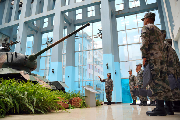 明天打仗的樣子，他們今天這樣塑造